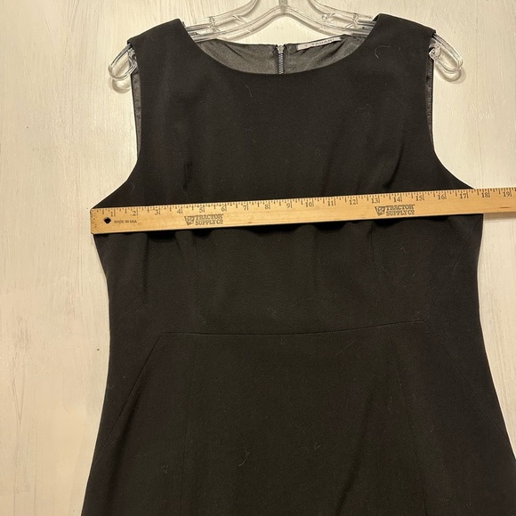 T Tahari Black Sleeveless Sheath Dress Women’s Size 12 Classic Little Black Dres - Picture 2 of 9